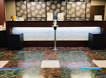 写真:フロントには飛沫防止シールドを設置(手指消毒・問診票記入)