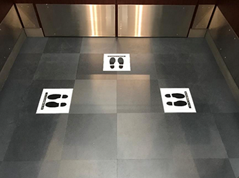 写真:エレベーター内(定員3名)