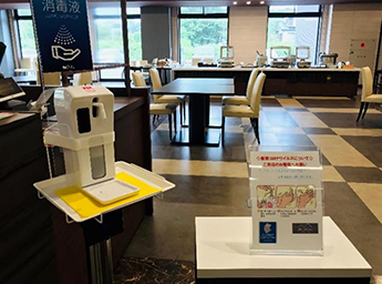 写真:消毒液は各入口に設置