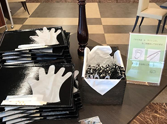 写真:レストランは3密を避け1.5m以上の間隔を空け椅子を配置